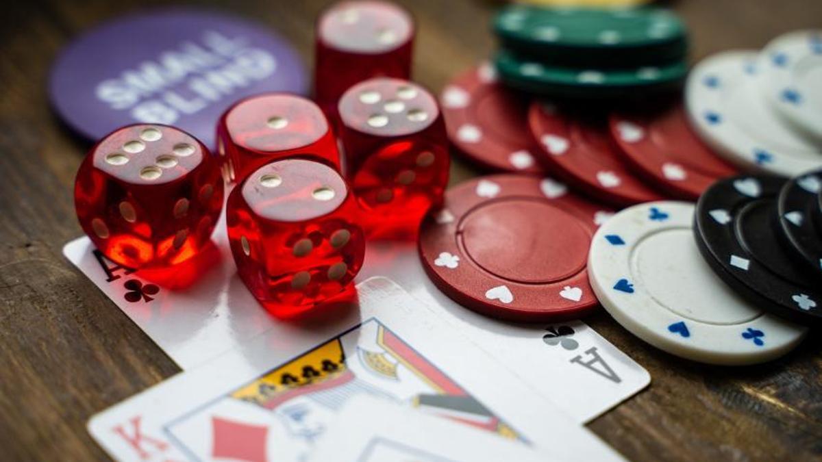 Fichas y cartas de juego de un casino con licencia en España.