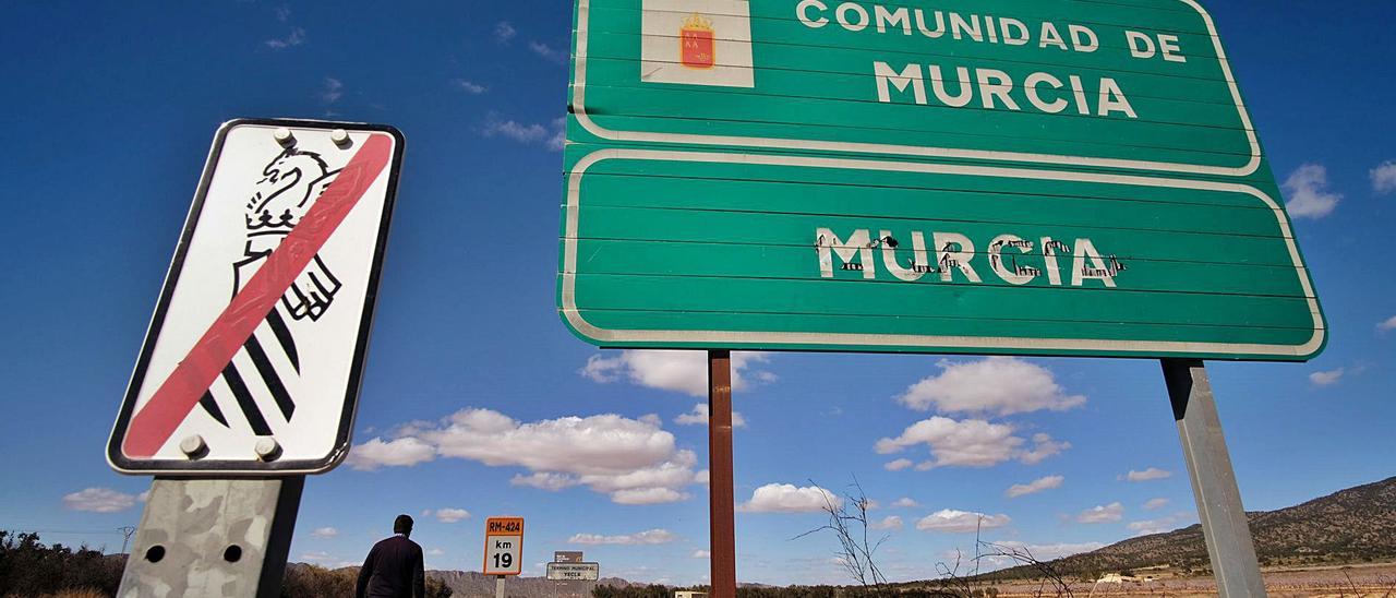 La carretera de Pinoso a Yecla en el punto exacto donde finaliza el territorio de la Comunidad Valenciana y comienza el de Murcia. | ÁXEL ÁLVAREZ