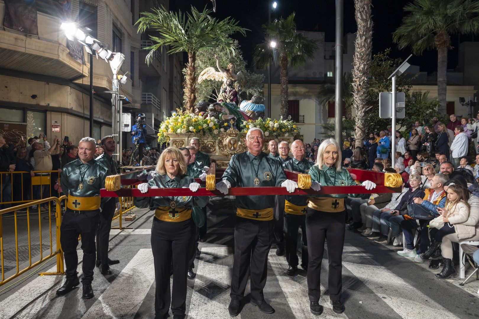 Las quince cofradías de la Semana Santa de Torrevieja recorrieron las calles en Viernes Santo