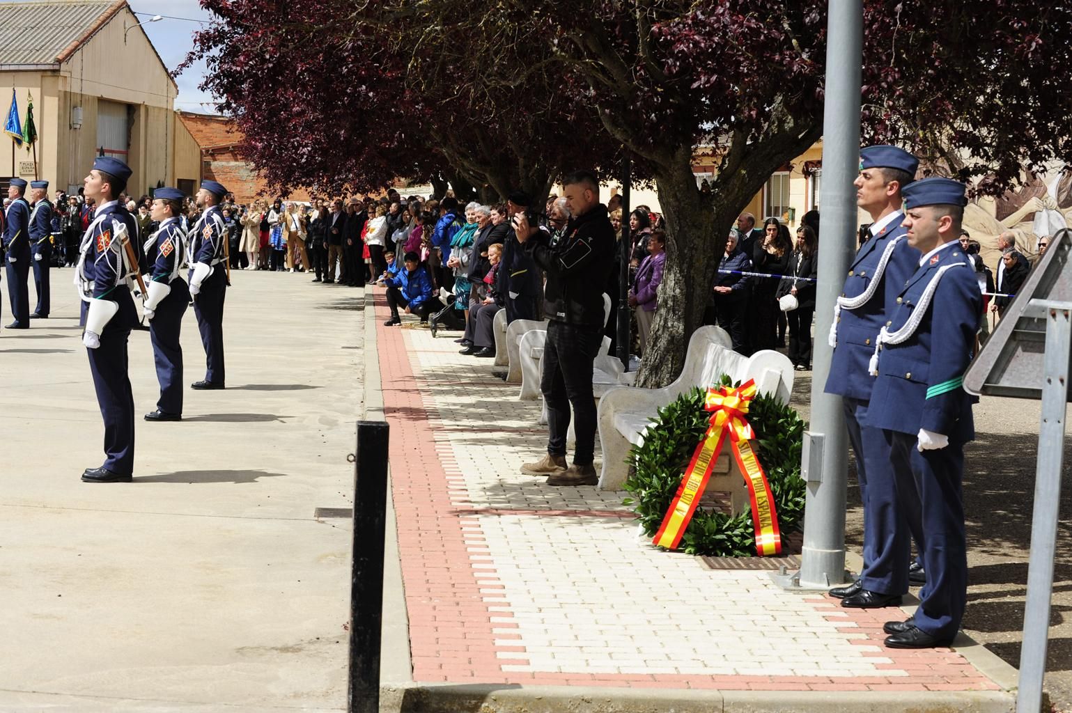 Izado de bandera en Burganes de Valverde