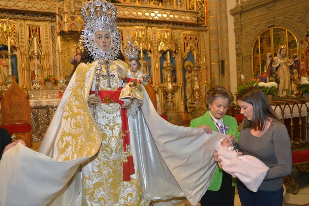 Los bebés, bajo el manto de la Fuensanta