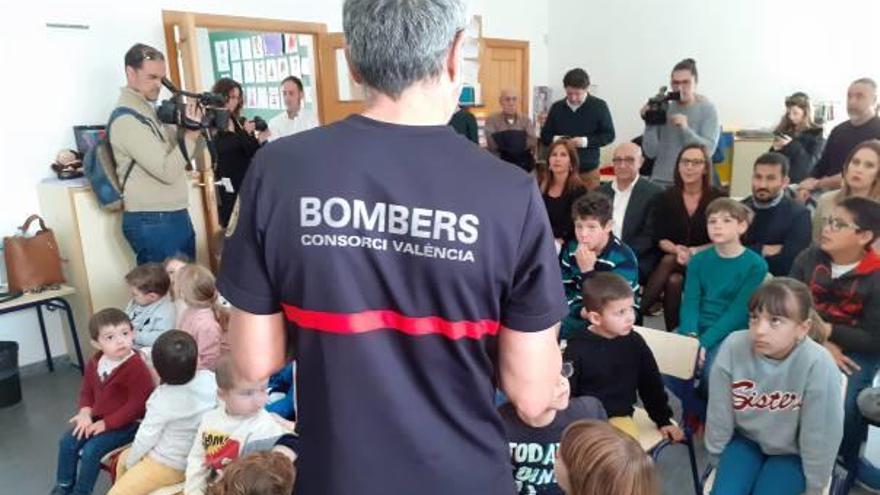 Momento de la charla de «Bombers a l&#039;escola» en el CEIP Jaume I de Novetlé.