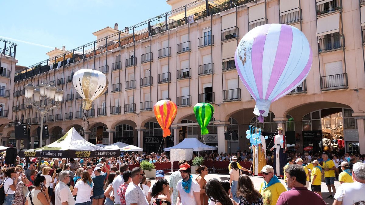 Suelta de Globos Aerostáticos desde la Plaza Mayor de Elda.