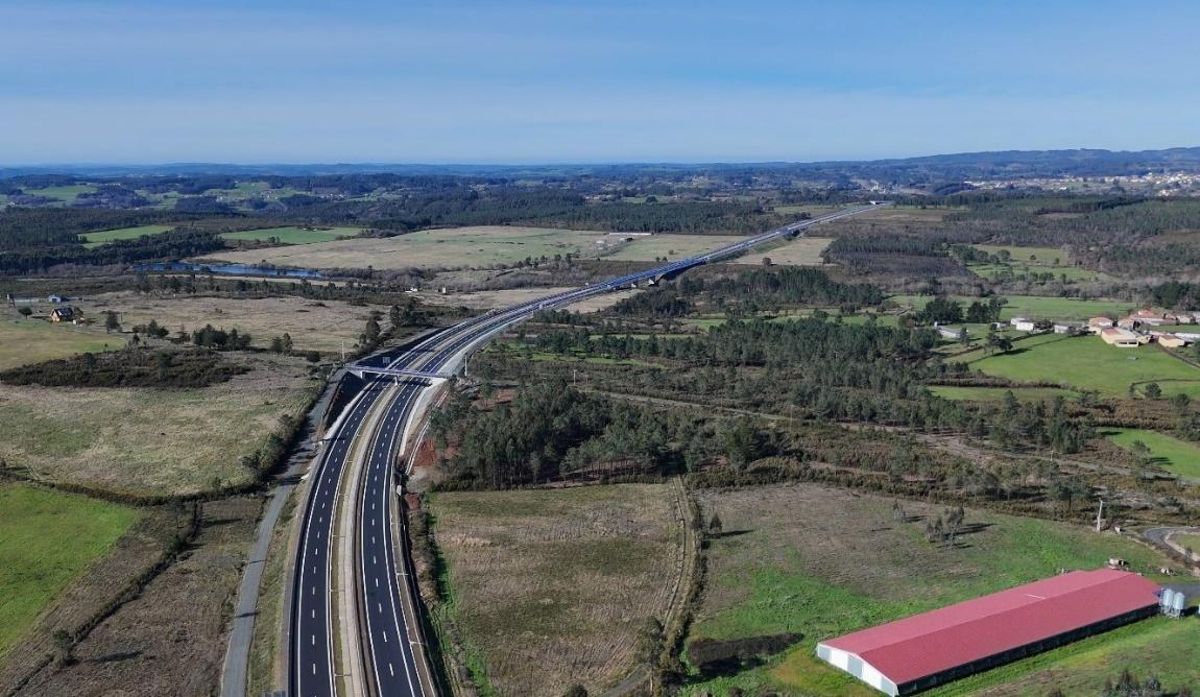 Vista aérea del nuevo tramo de la autovía A-54 hasta Melide