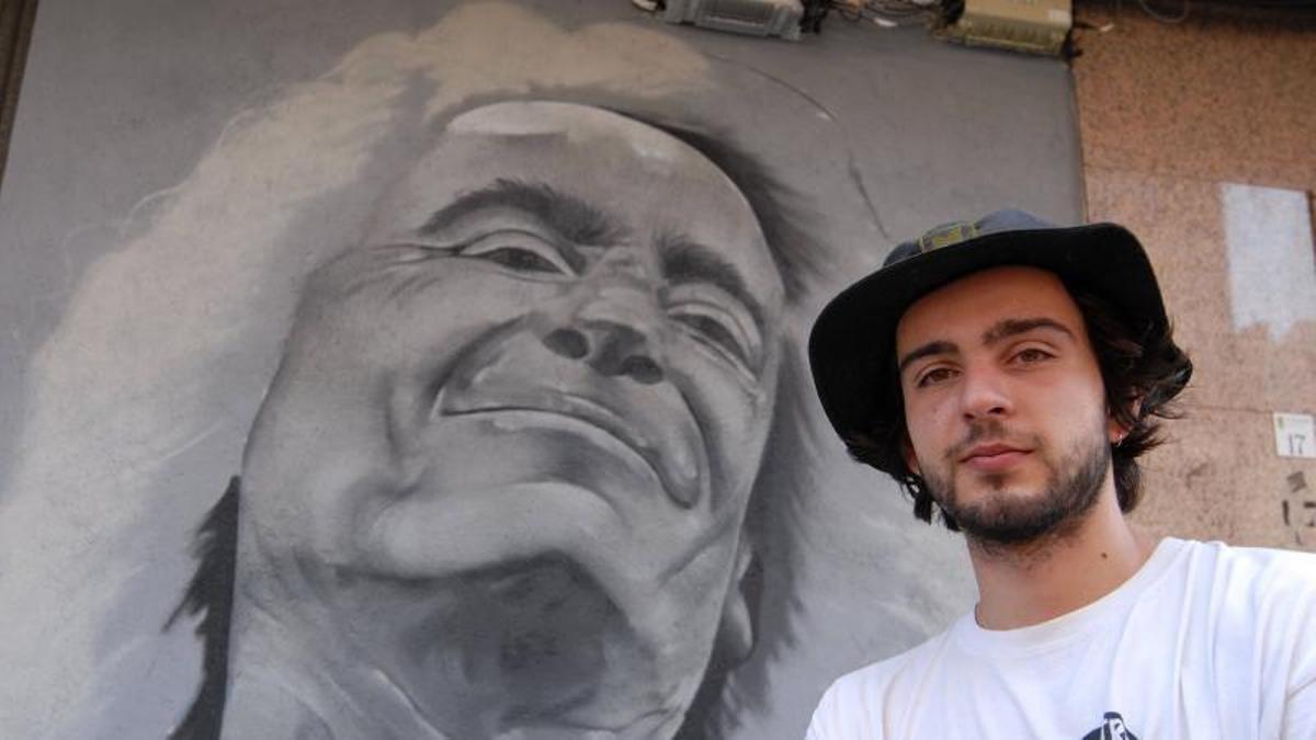 Manu Míguez, delante del mural, todavía sin rematar, de Robe Iniesta.