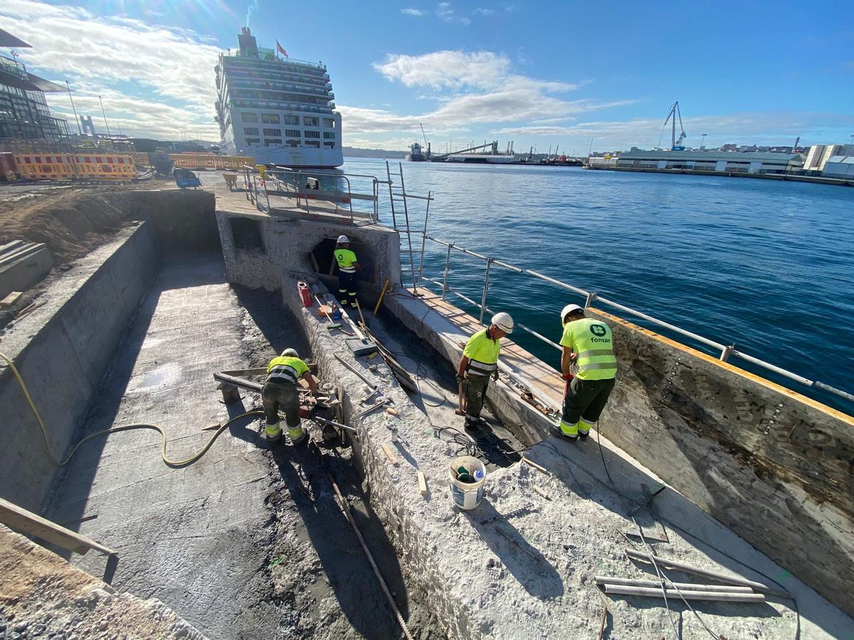 Equipo humano en los bolardos y defensas del muelle de Trasatlánticos, en el Puerto de A Coruña