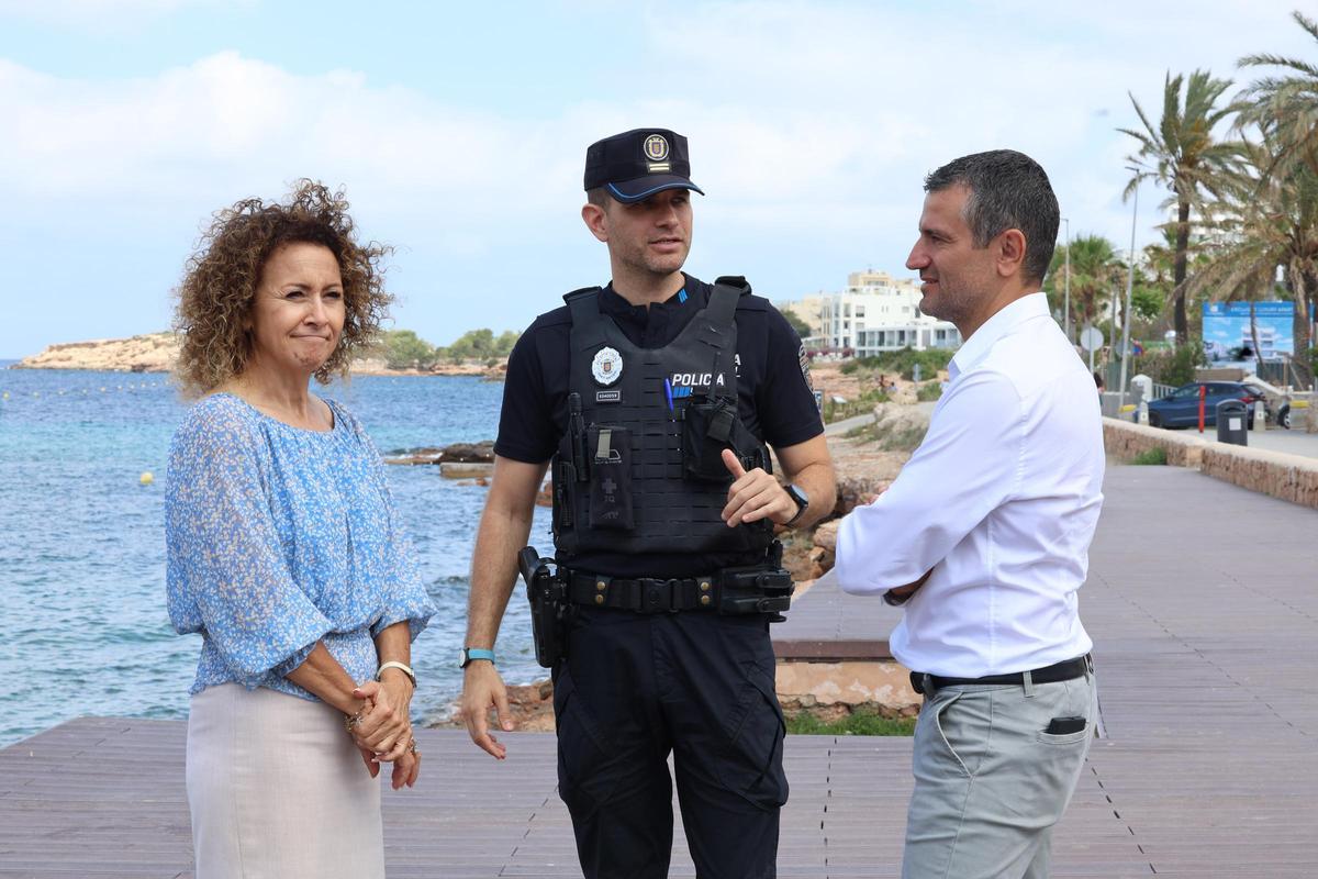 Neus Mateu, Tomás Monzó y Marcos Serra, durante la presentación