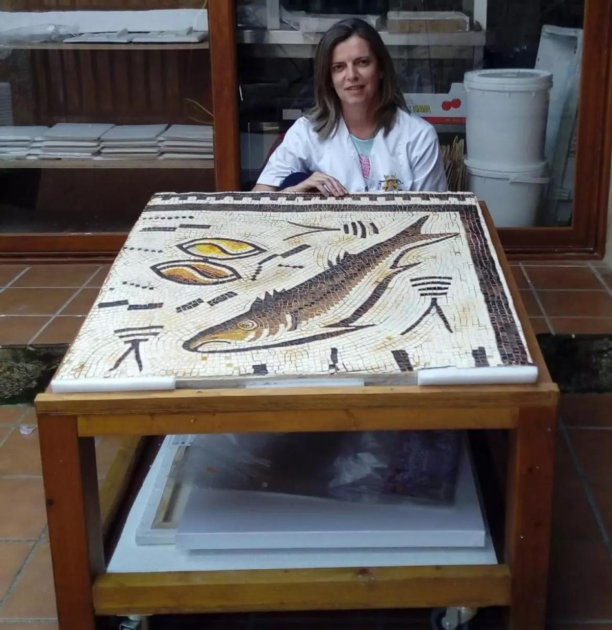 Ana González junto a su réplica del Mosaico de Panxón.