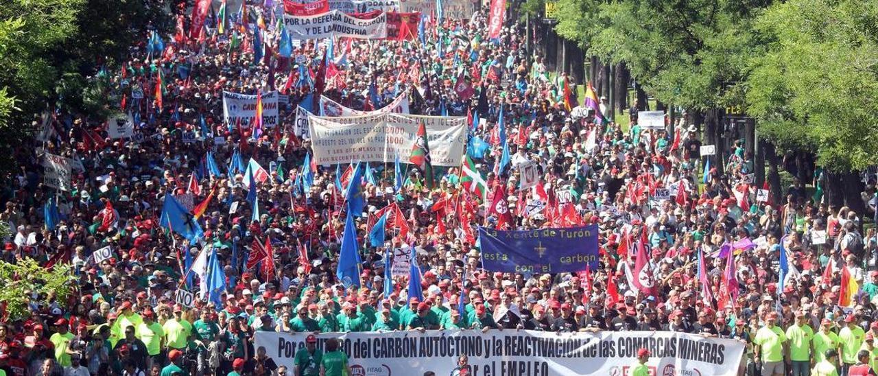 La cabeza de la manifestación discurre por el paseo de la Castellana de Madrid, el 11 de julio de 2012.