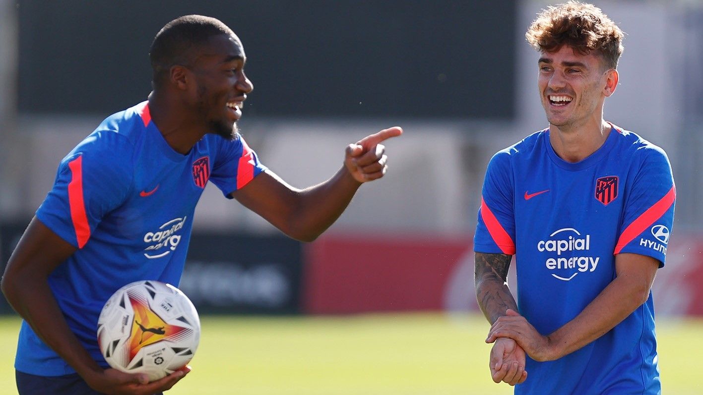 Griezmann (derecha) sonríe junto a Kondogbia en un entrenamiento del Atlético.