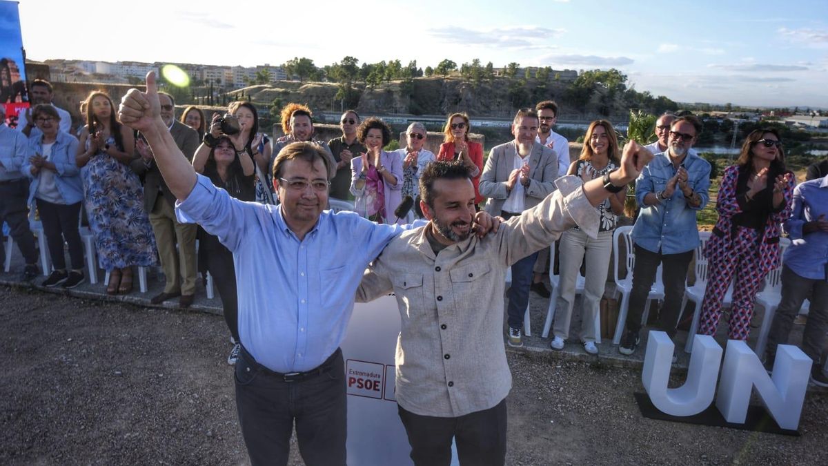 Fernández Vara y Ricardo Cabezas, este jueves, en la Alcazaba de Badajoz.