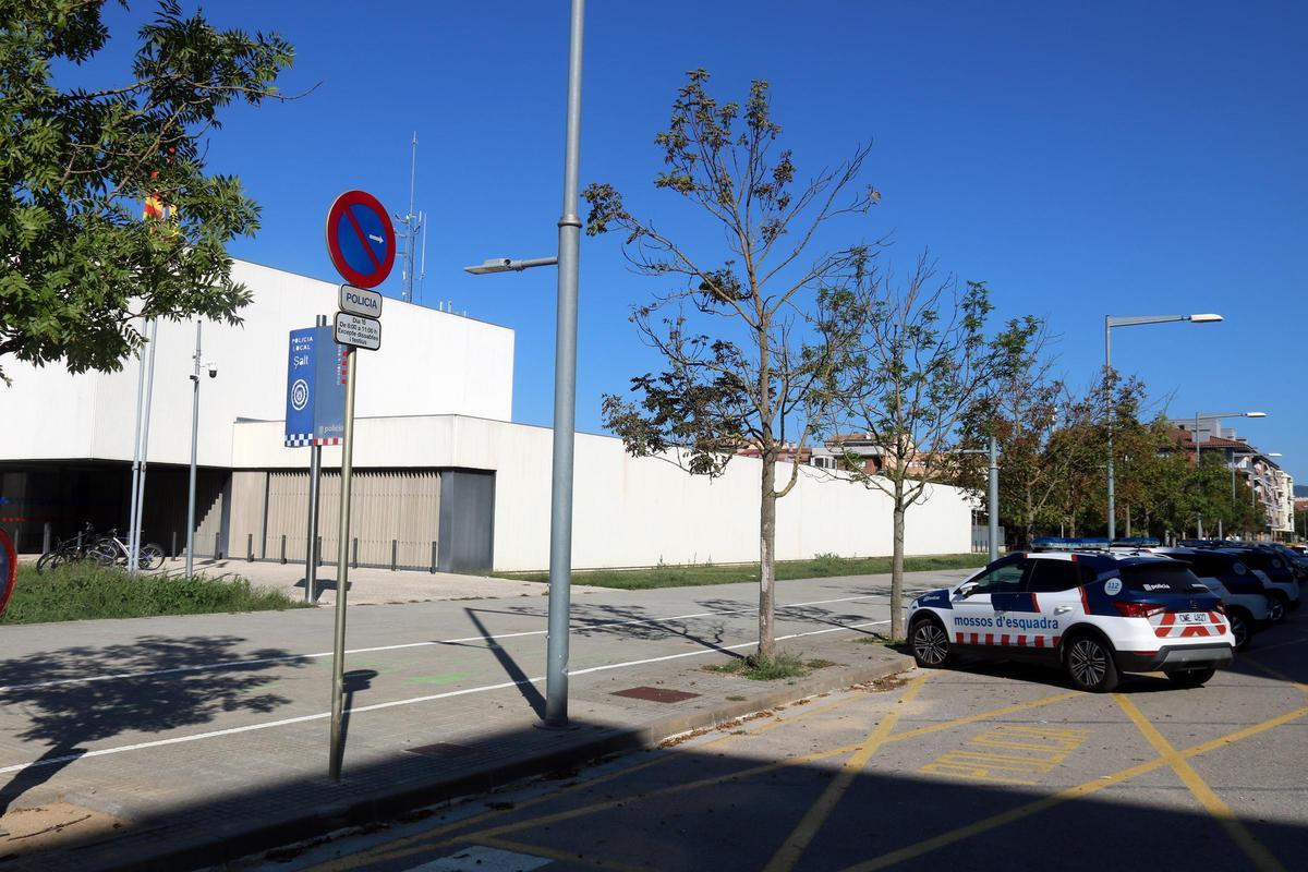 Les detencions es van produir davant la comissaria conjunta dels Mossos d'Esquadra i la Policia Local de Salt, en una foto d'arxiu.
