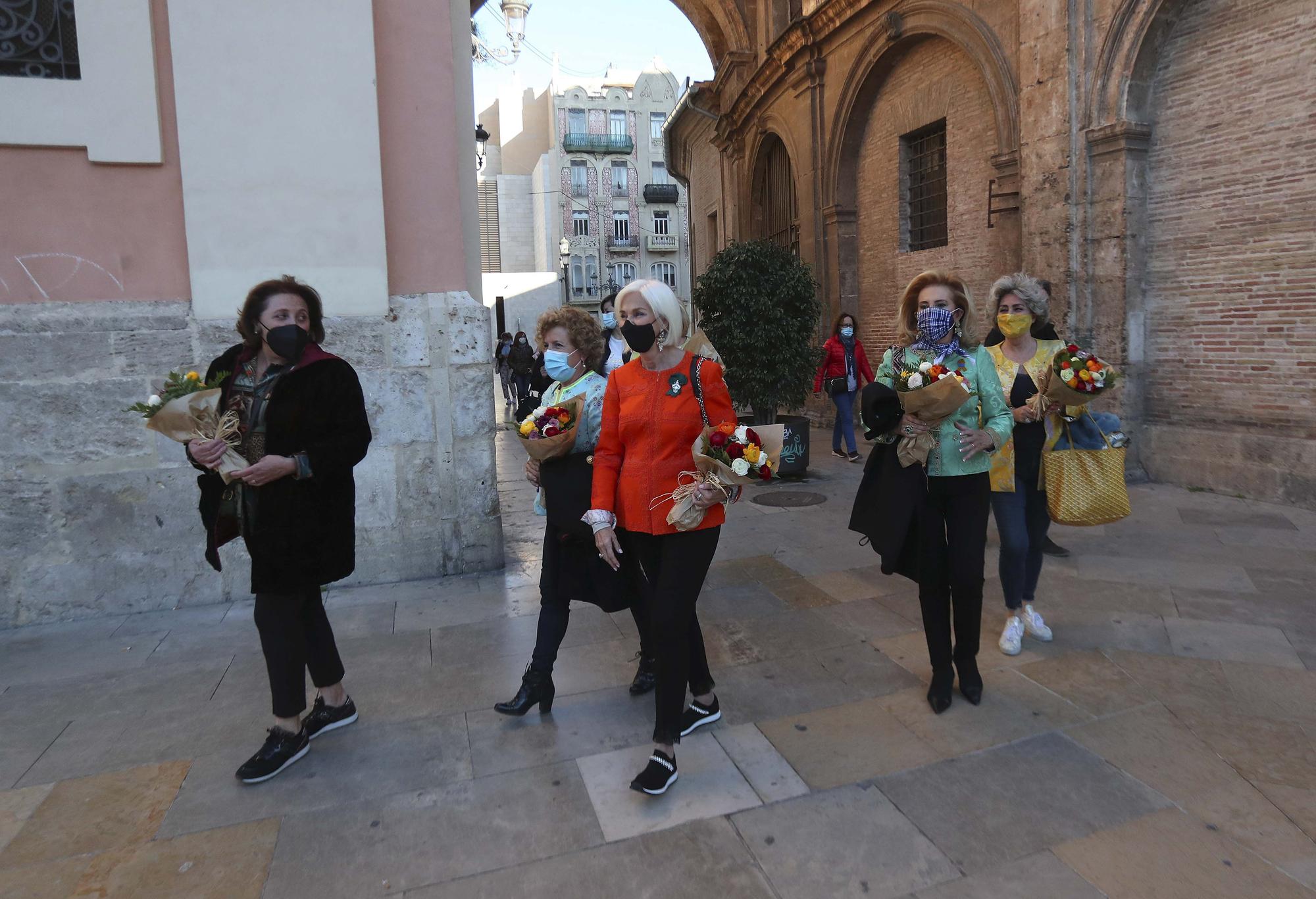 Flores de los falleros a la Virgen en el primer día de la "no ofrenda"