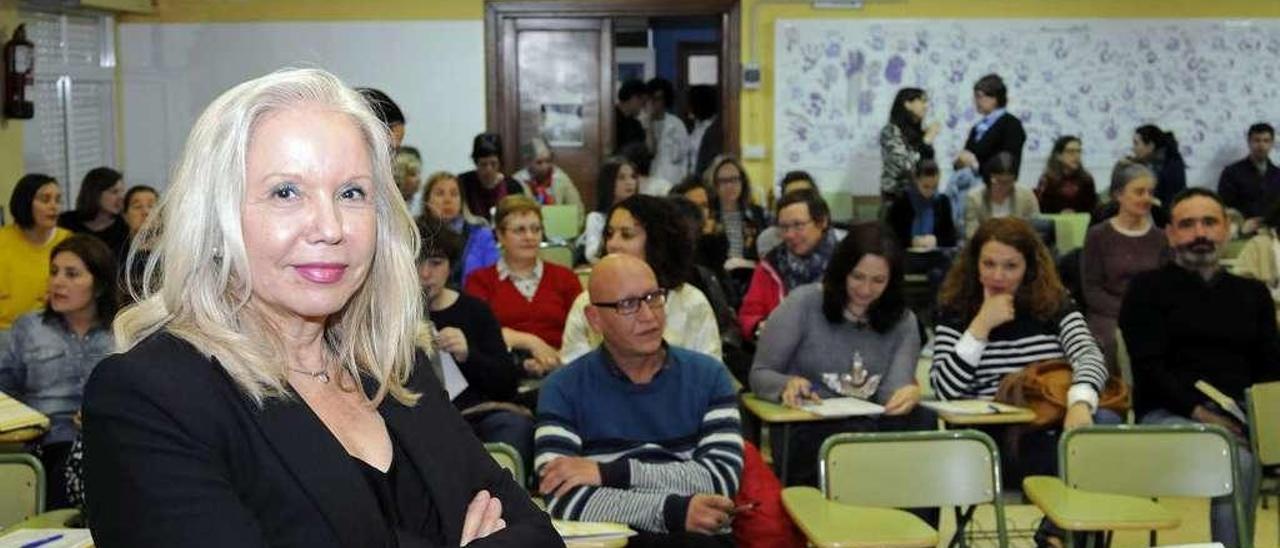 Carmen Sanz, antes la conferencia que ofreció, ayer, en el IES Laxeiro de Lalín. // Bernabé/Javier Lalín