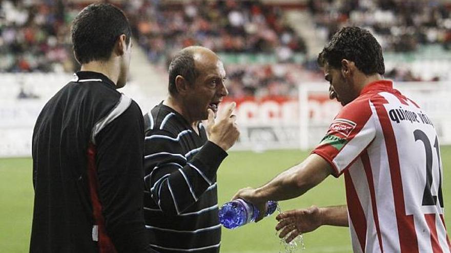 Liceranzu da instrucciones a Quique Vázquez durante el desarrollo de la confrontación ante los eibarreses.