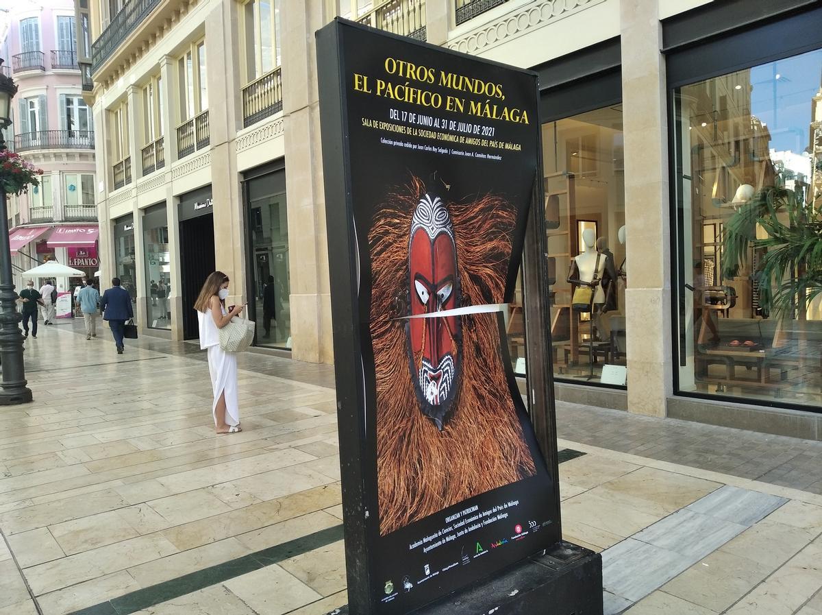 El cartel anunciador de la muestra también ha sido dañado a patadas.