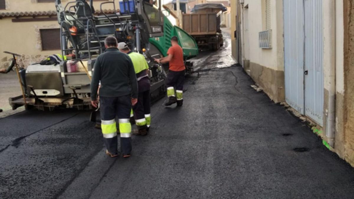 Actuaciones que se llevan a cabo en Villaveza del Agua en la calle Lisboa. | E. P.