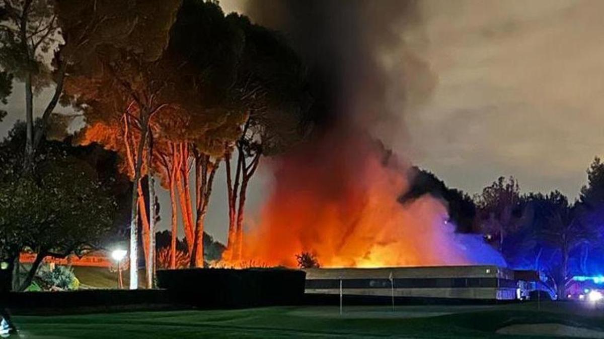 Un incendio destruye por completo el cuarto de palos del Club de Golf Escorpión