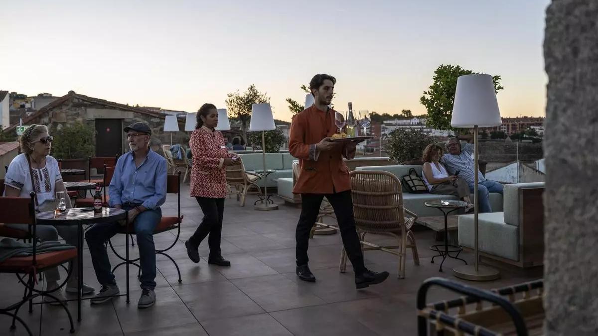 Los cacereños disfrutan de las vistas desde el hotel Hilton.