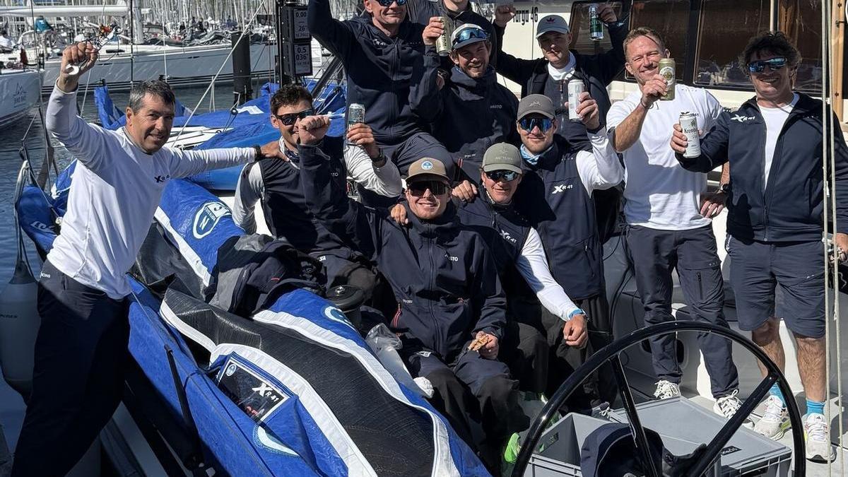 Gonzalo Aráujo, a la izquierda, a la llegada a puerto.