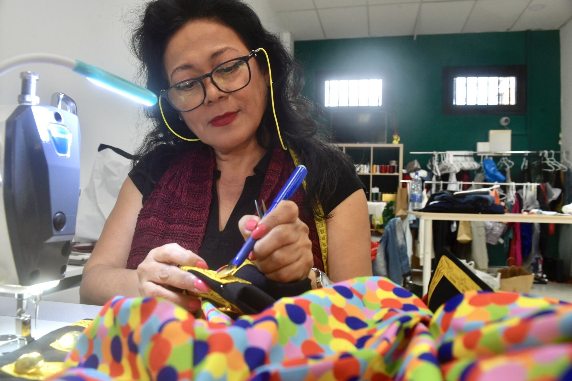 Confección de disfraces en el taller de costura Kallpa y puntos