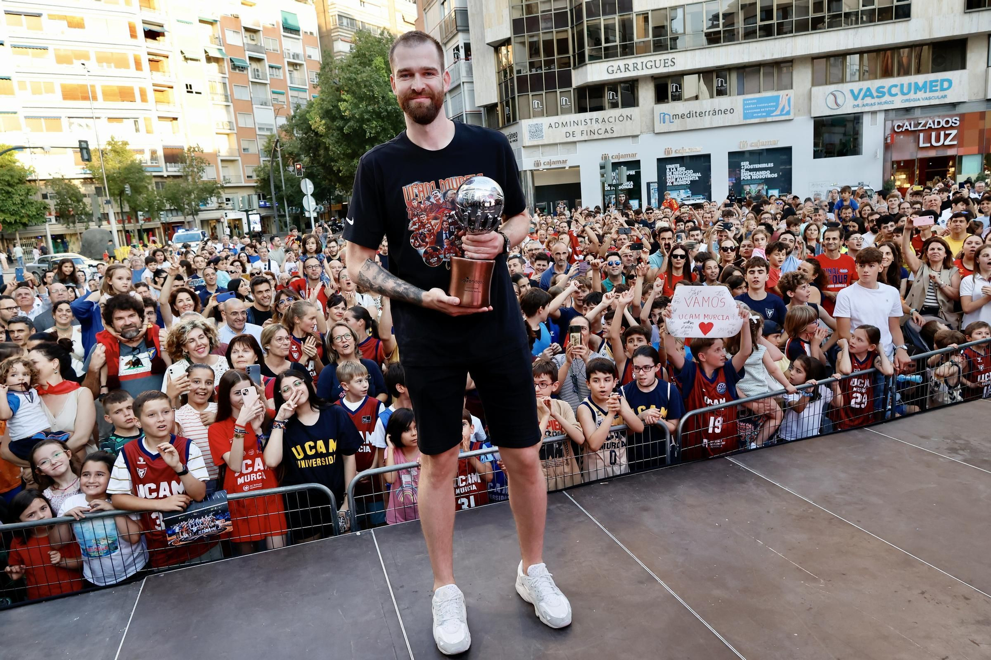 La fiesta del UCAM Murcia con su afición en las calles de Murcia, en imágenes