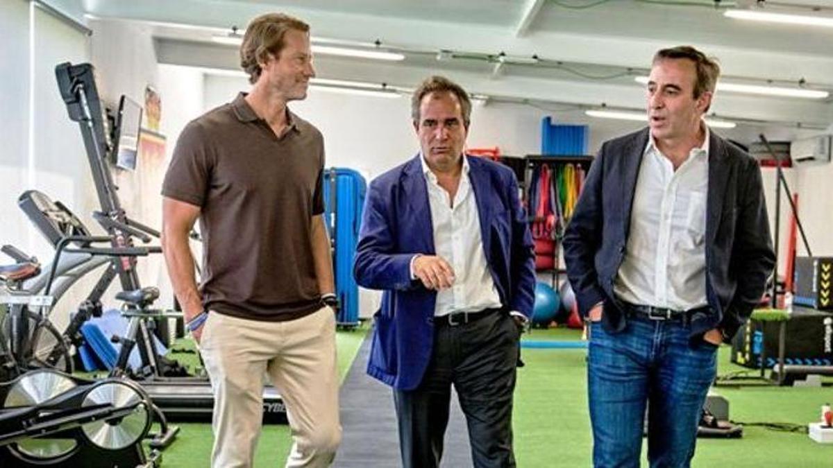 Bobby Aitkenhead y Richard Lee, nuevos propietarios del Real Zaragoza, conversan con Juan Forcén.