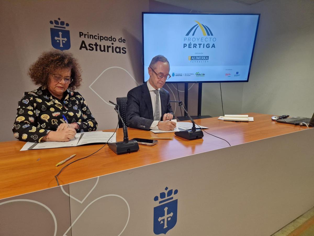 Marta del Arco y Antonio Blanco, durante la firma.