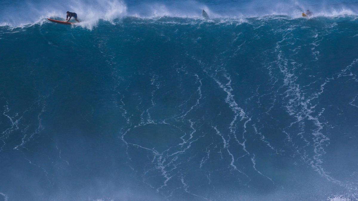Ola gigante de 15 metros de altura tomada en 2016 en las costas Oahu, Hawai.