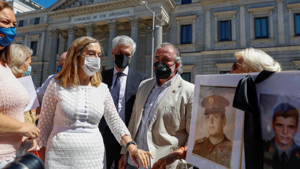 La diputada del PP Ana Pastor saluda a las víctimas del terrorismo que se manifiestan fuera del Congreso