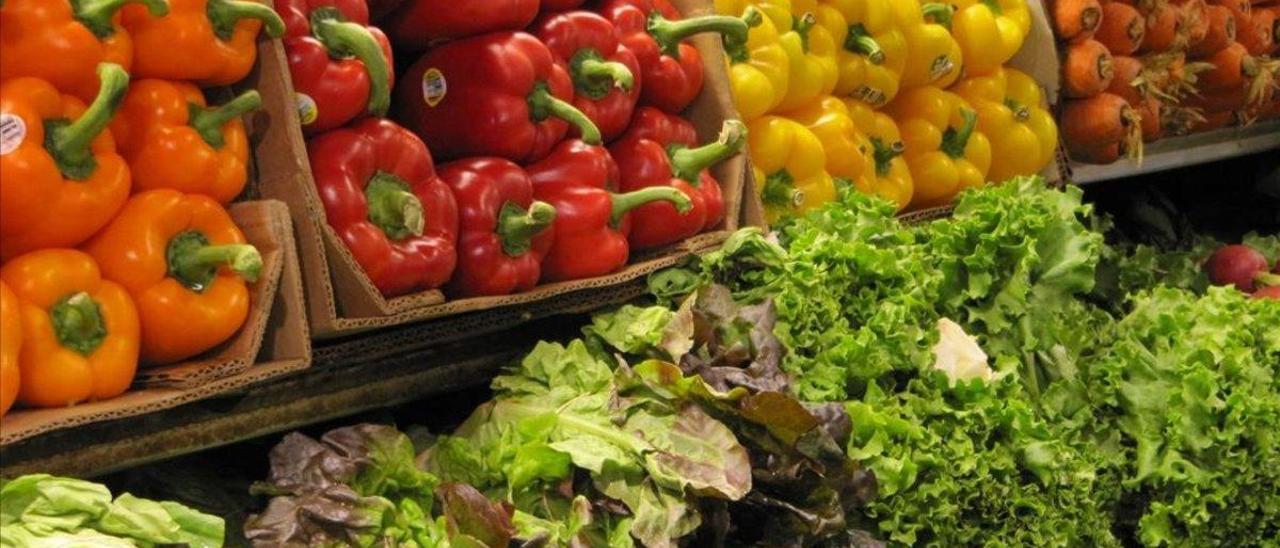 Una imagen de verduras en un supermercado.