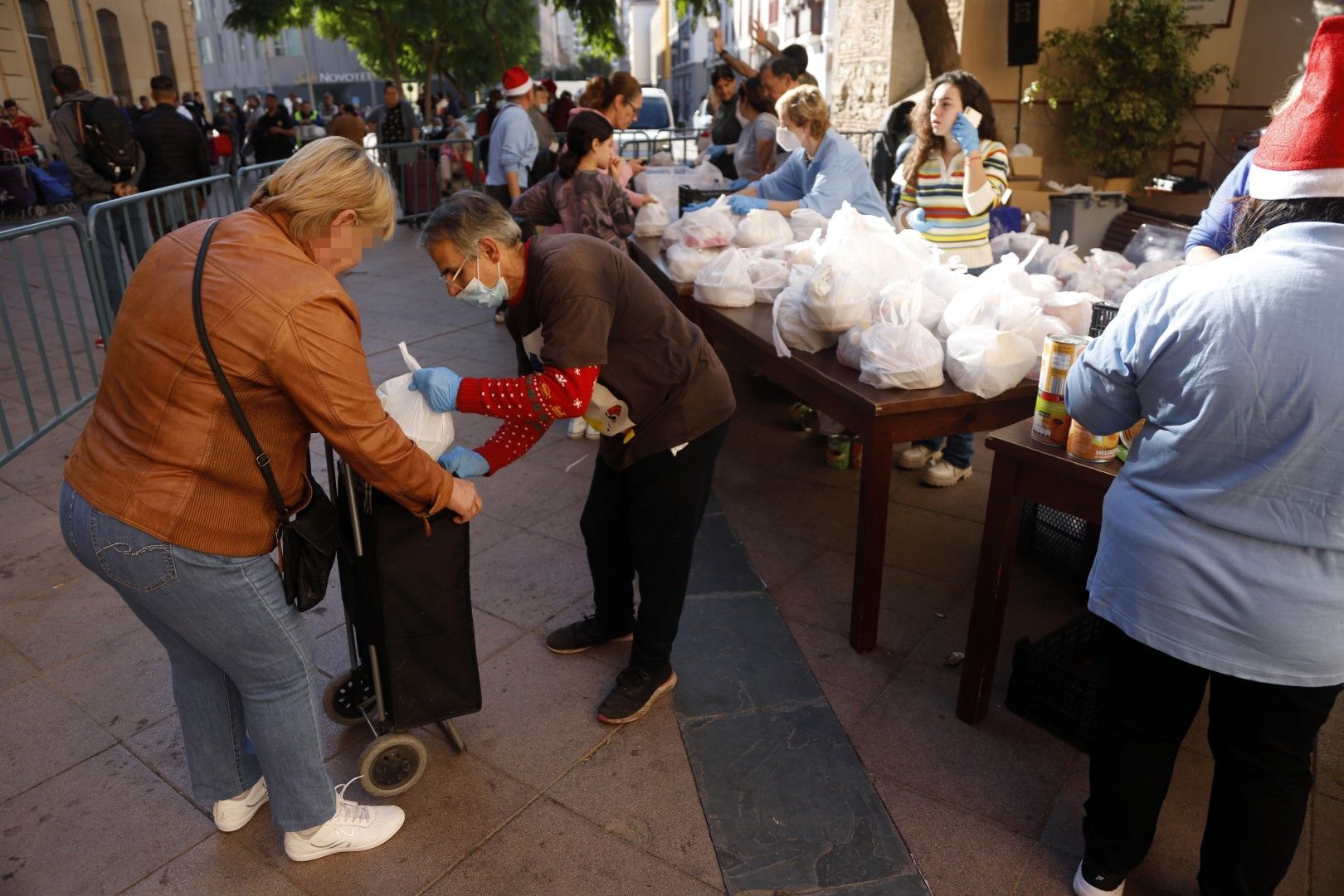 Los Ángeles Malagueños de la Noche reparten una cena especial por Nochebuena 2022