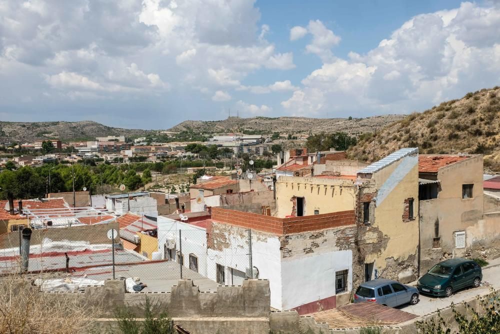 Podemos denuncia la insalubridad del barrio, el deterioro de las calles, la deficiente iluminación y el estado ruinoso de muros y viviendas