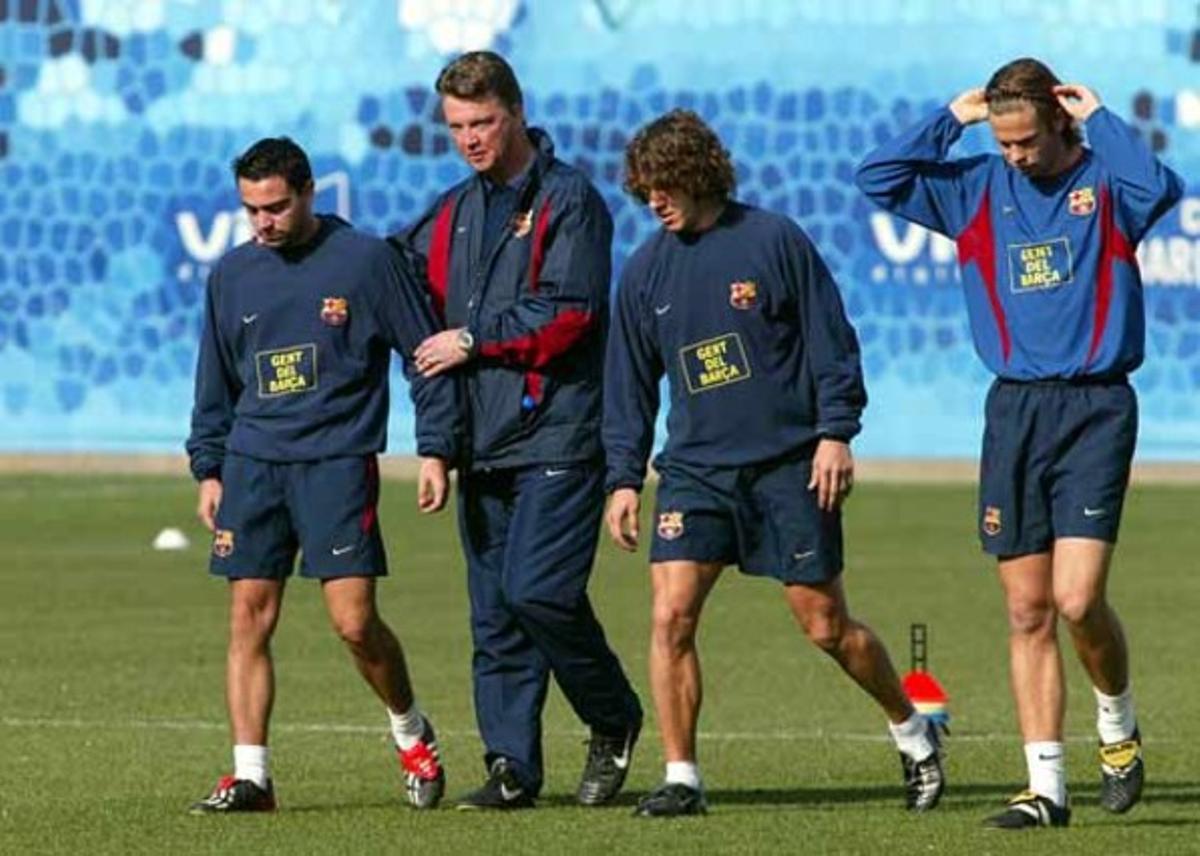 L’entrenador Louis Van Gaal va fer pujar Xavi al primer equip però després de la Lliga, el 1999, amb ell va viure temporades d’un Barça perdedor.