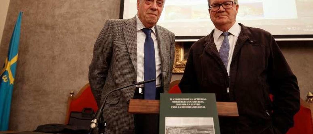 Por la izquierda, Luis Jesús Llaneza y Tomás Emilio Díaz, uno de los dos coordinadores del ciclo &quot;Perspectivas de la industria asturiana&quot;.