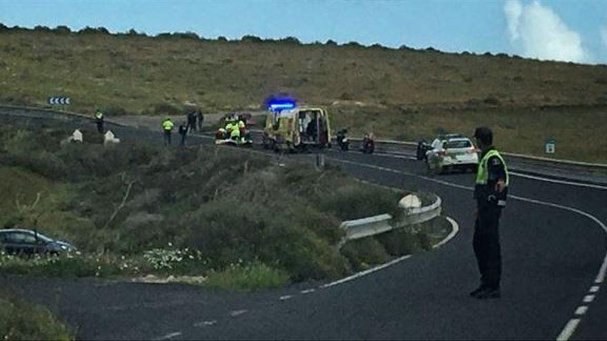 Los servicios sanitarios atienden al motorista herido en Lanzarote.