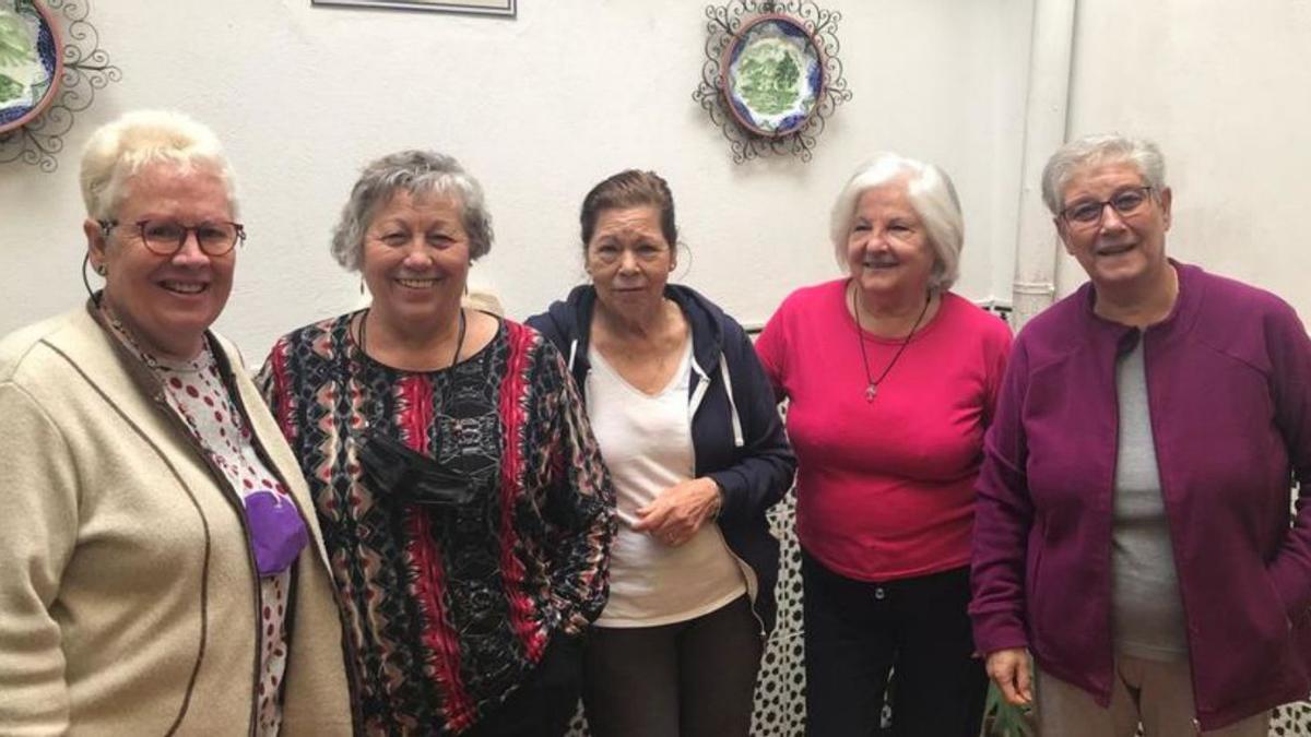 Mercedes, Carmen, Conchi, Maruja y Sofia, en el patio de la asociación.