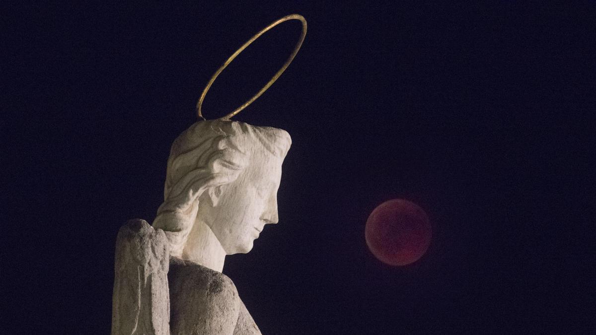 Una "luna de sangre" vista en Córdoba en 2018 se perfila al fondo de una imagen de San Rafael.