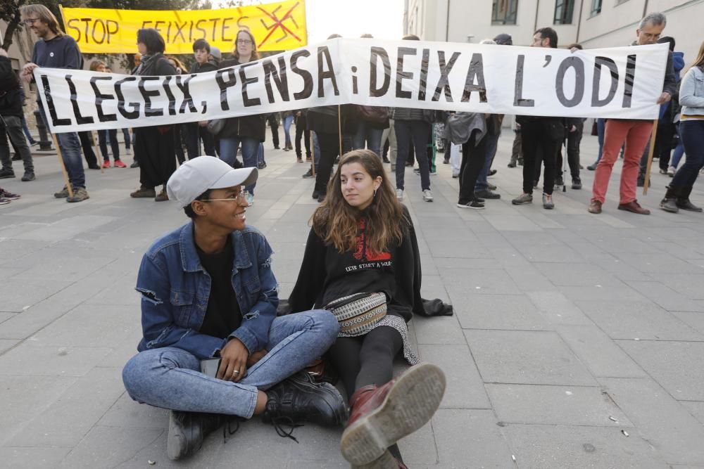 Uns 300 antifeixistes protesten davant El Canal per l''acte de Vox i reclamen que no se''ls cedeixi espais