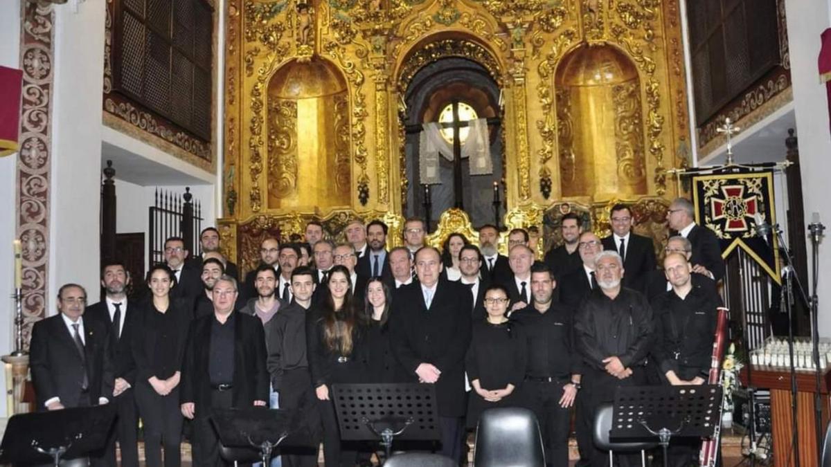 El Ateneo de Música Sacra Villa Cervantina, junto a familiares del Maestro Algaba. | CÓRDOBA