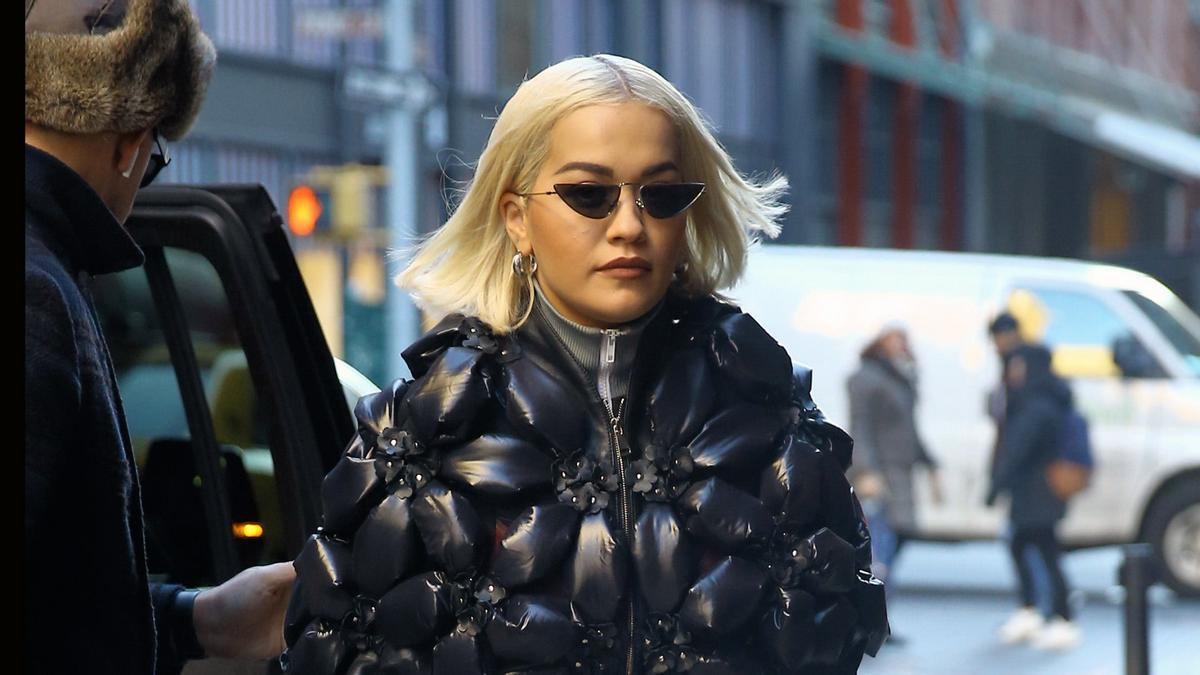Rita Ora o cómo llevar con estilo el plumas más raro que hemos visto