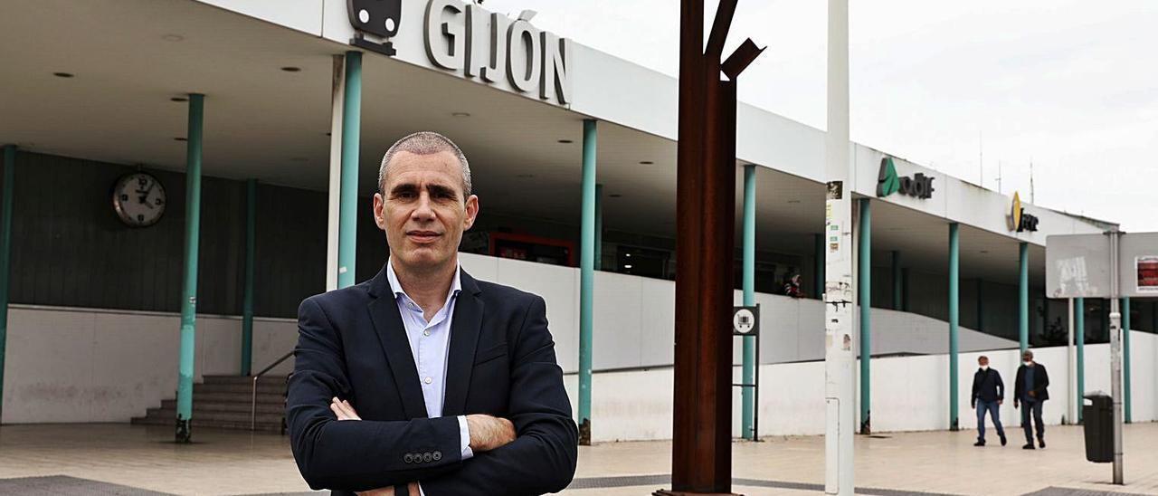 ESTACIÓN DE SANZ CRESPO. Rubén Pérez Carcedo se fotografía delante de la estación provisional de tren de Sanz Crespo para exigir un plan de vías “a la altura de la dignidad que merece Gijón”.