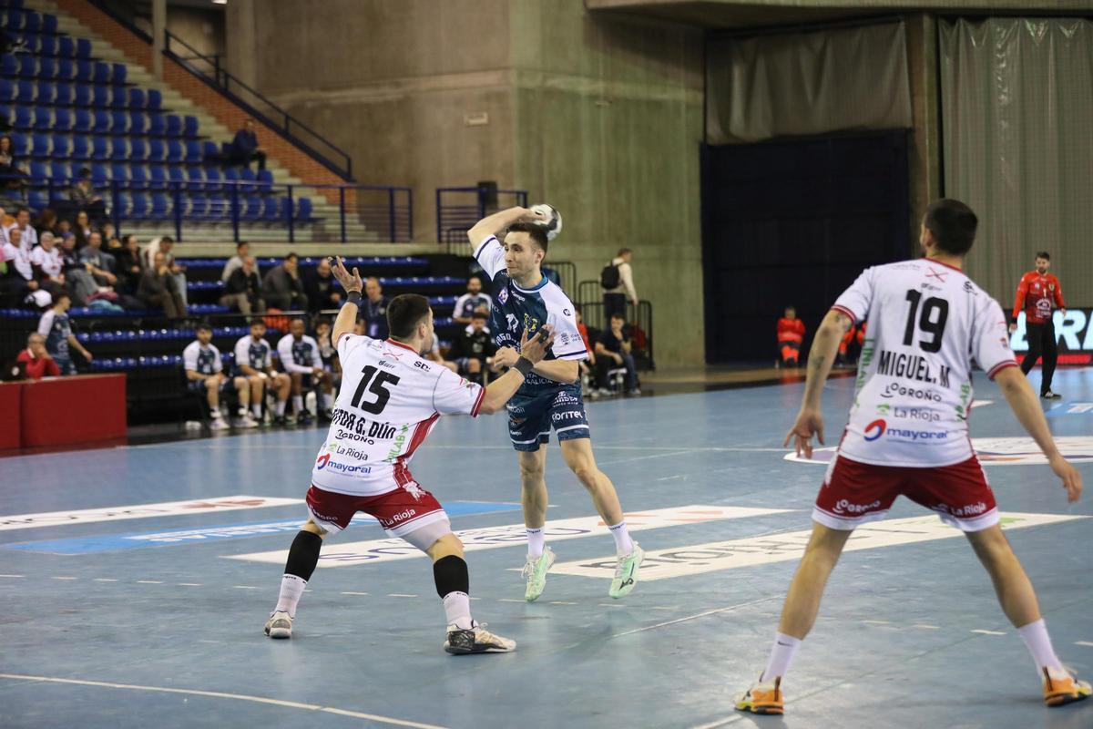 Manu Pérez arma el brazo para lanzar en el encuentro de ayer entre el Logroño y el Frigoríficos del Morrazo.