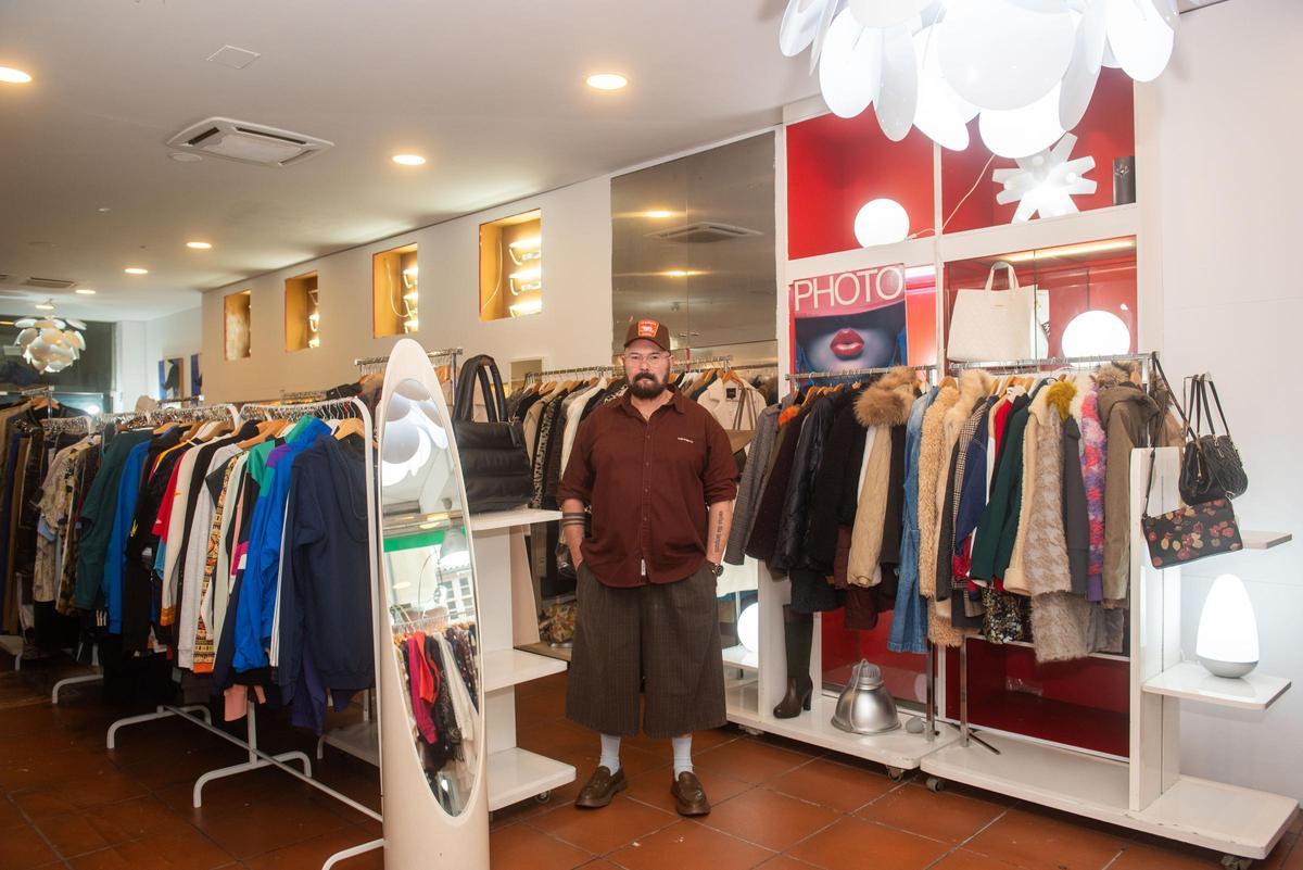 Fran Gómez, en su tienda Orzán