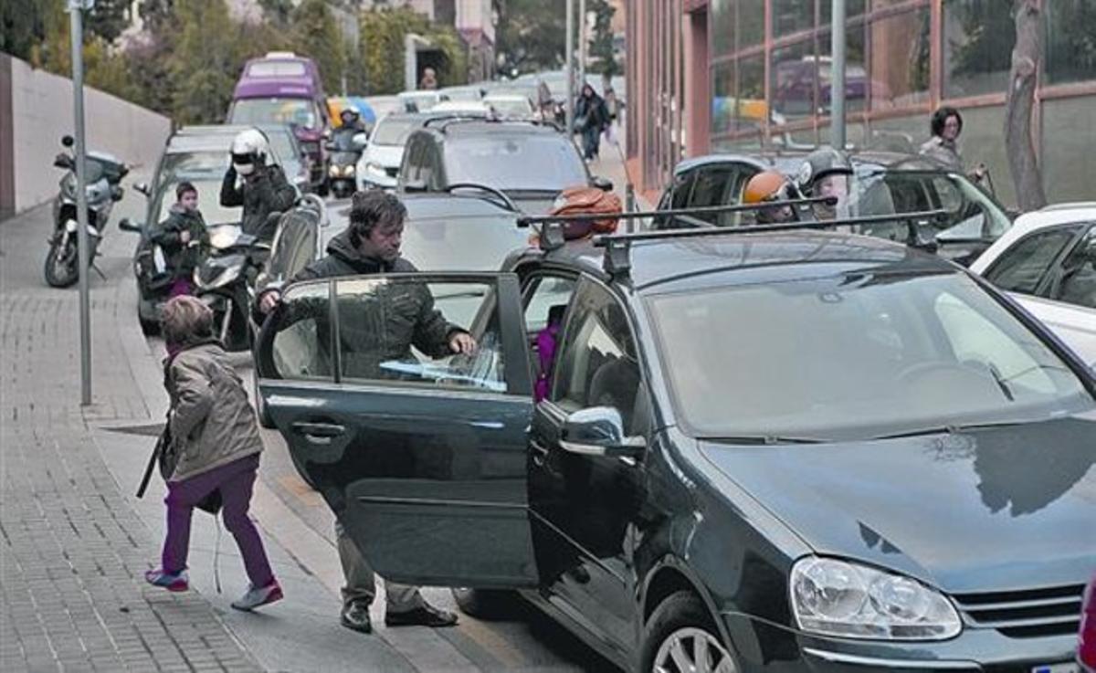 Congestió de trànsit 8 Un pare deixa els seus fills a la porta de l’Escola Frederic Mistral, a Sarrià-Sant Gervasi, la setmana passada.