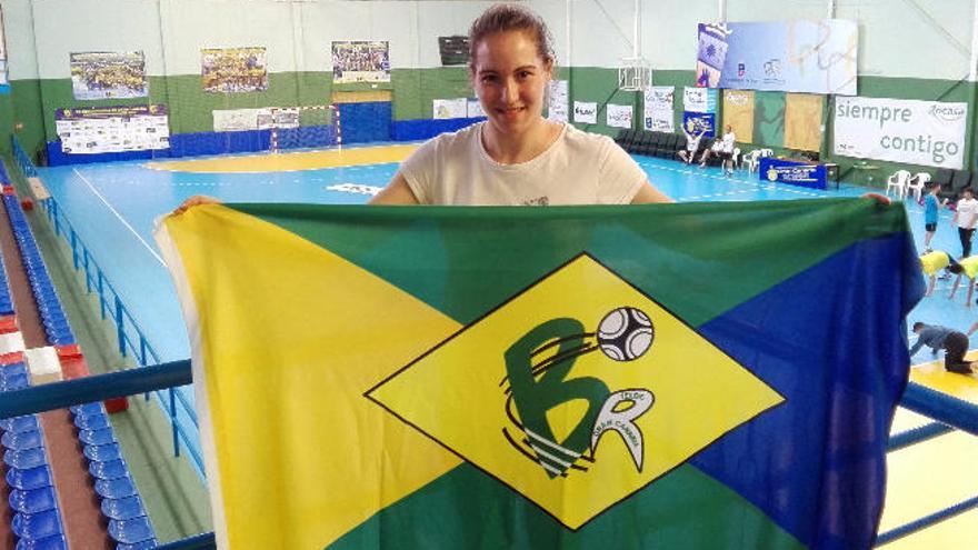 Haridian Rodríguez con la bandera del Rocasa Remudas, al que retorna tras dos temporadas