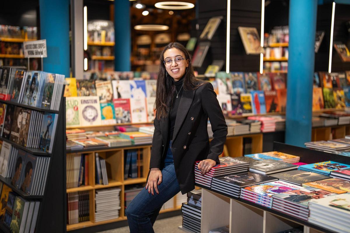 La 'booktoker' Maryam Assakat en la librería Norma Comics de Barcelona