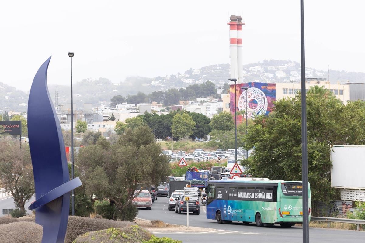 Todas las imágenes del atasco que colapsa la ciudad de Ibiza