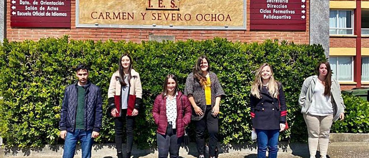 Por la izquierda, Hamma Mohamed Zein Selma, Paula Suárez Feito, Celia González López, Leticia Fernández Oliveira, Zoraida Fuertes Estrada y Elena Fernández Pérez, alumnos de segundo curso de Gestión Administrativa del instituto luarqués. | Reproducción de D. Á.