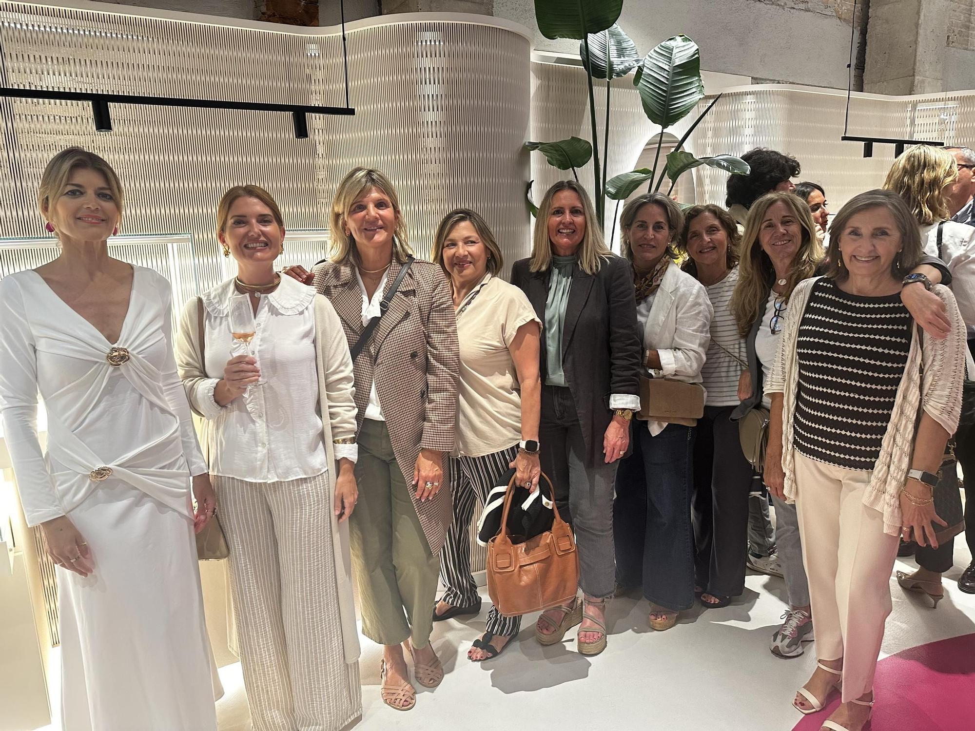 Paula Canet y una amiga; Begoña Meléndez, Ana Jofre, Paloma Medina, Elena Viedma, Mamen Jofre, Pilar Cañiz y Cristina Jofre..jpg